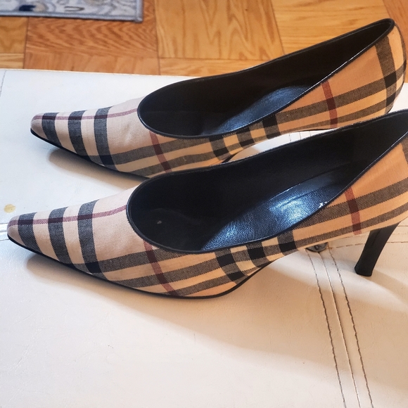 Burberry women's size 8.5 wore a few times. - Picture 4 of 8
